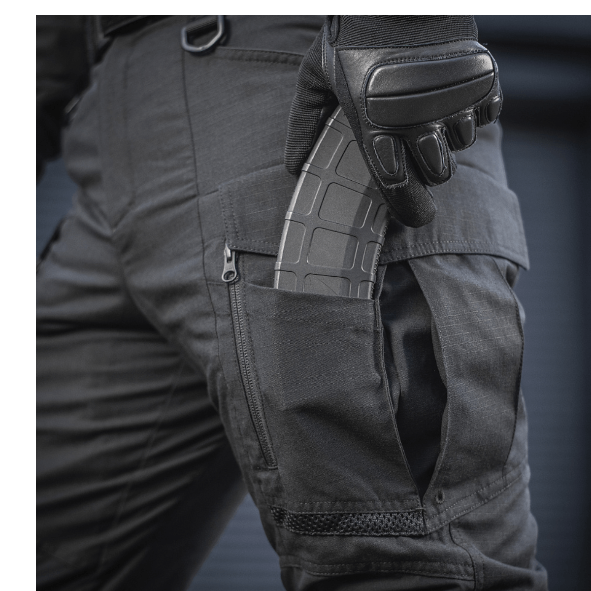 Nærbillede af M-Tac Bukser Army NYCO Extreme med elastiske materialer i sort stof.