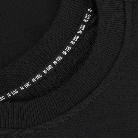 Nærbillede af M-Tac Cotton Sweatshirt i sort, viser ribkant detaljer ved krave. Perfekt til aktiv sport med komfortabel pasform.