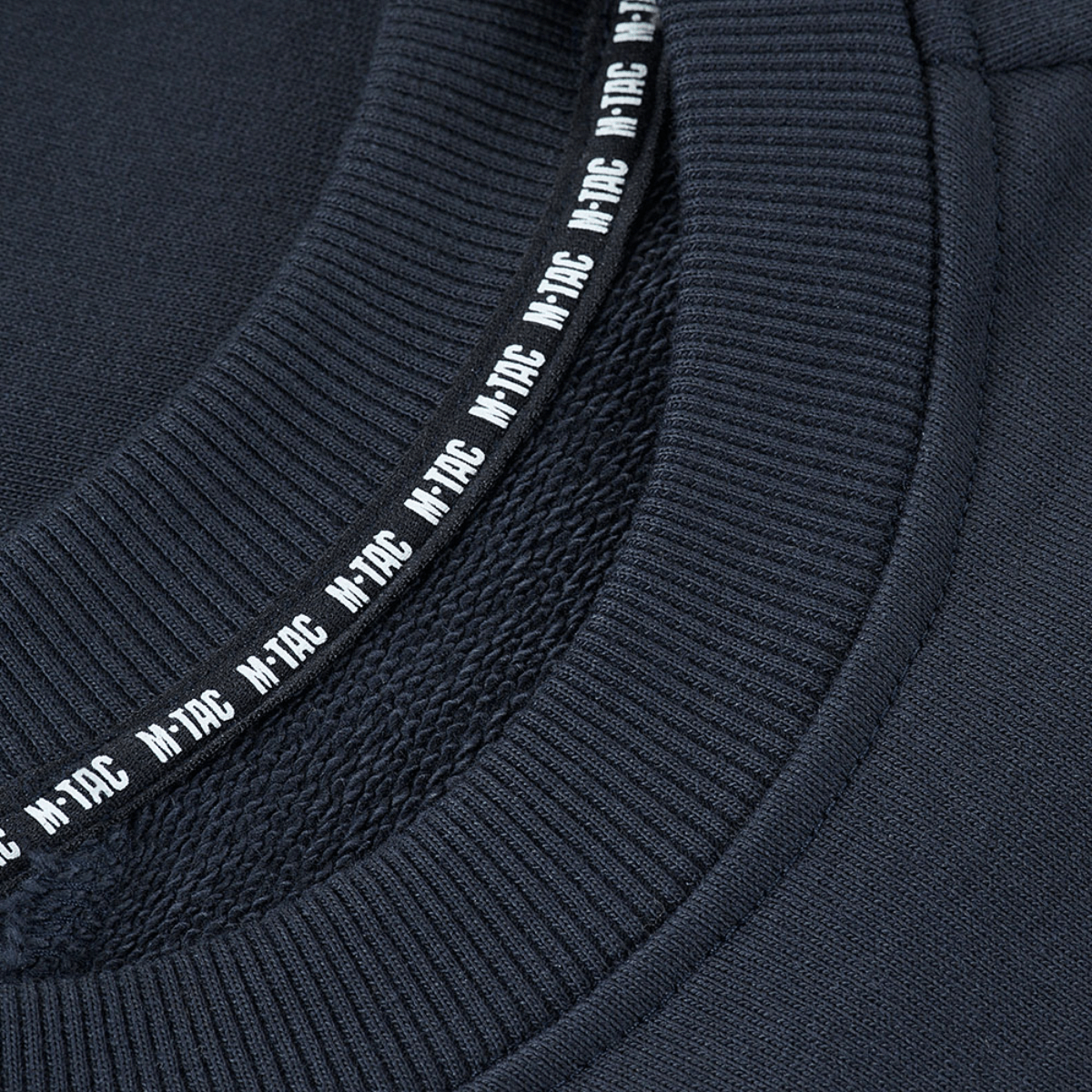 Close-up af krave på M-Tac Cotton Sweatshirt i navy blå bomuld, med synlige M-Tac logo detaljer og ribkant design.