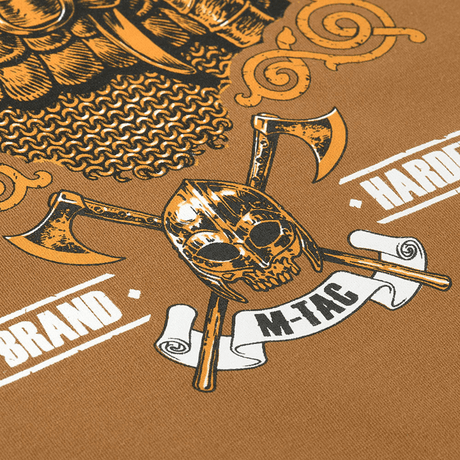 M-Tac T-shirt Viking med vikingehjelm og øksemotiv, brun baggrund, designet til at fremhæve styrke og kampgejst.