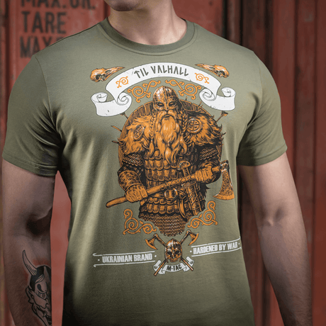 M-Tac T-shirt Viking med frygtindgydende viking og økse, teksten 'Til Valhall', fremhæver kampgejst, 93% bomuld, 7% andet materiale.