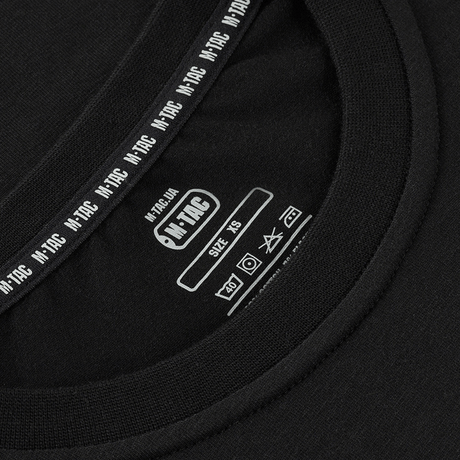 Nærbillede af etiketten på M-Tac T-shirt 93/7 Summer i sort, viser brandsymbol og størrelse.