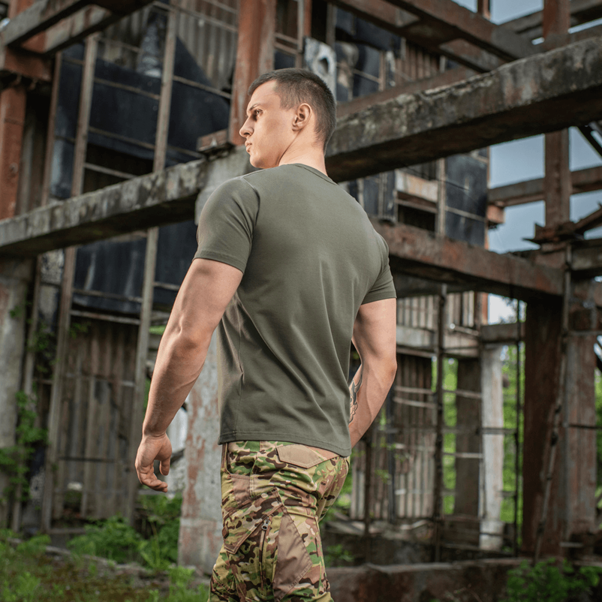 Mand iført M-Tac T-shirt 93/7 Summer i udendørs miljø, viser anatomisk snit og komfortabel pasform, ideel til sommerdage.