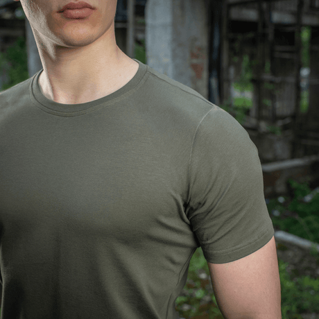 M-Tac T-shirt 93/7 Summer på en mand i naturlig udendørs miljø, fremhæver let, åndbar kvalitet og elegant snit