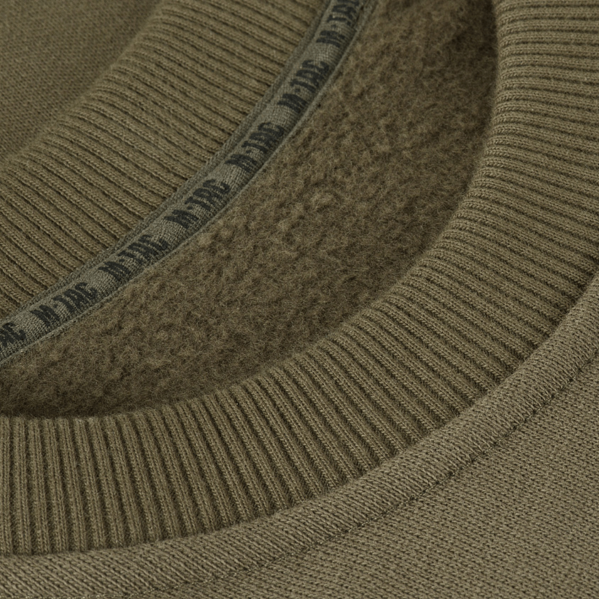 Detaljebillede af M-Tac Sweatshirt Cotton Hard med ribkant ved halsen for komfort og holdbarhed.