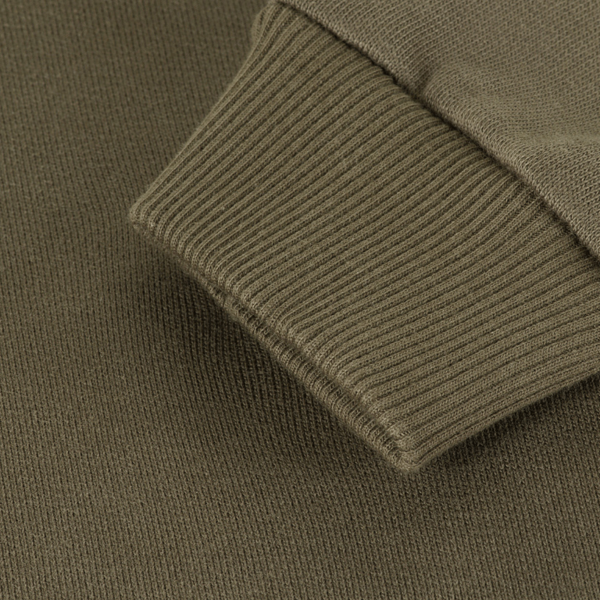 M-Tac Sweatshirt Cotton Hard i olivengrøn, visning af ribkant på ærme lavet af 100% bomuld, 390 g/m². Komfortabel og varm.