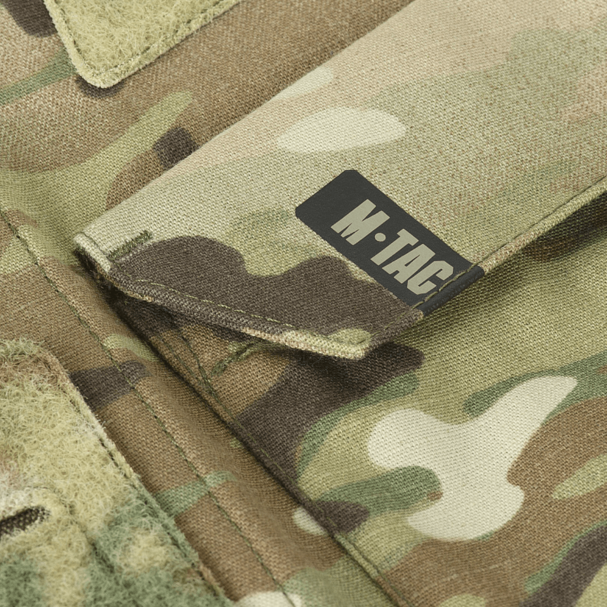 M-Tac Jakke Sturm NYCO Extreme i Multicam, fokuserer på stofdetaljer og holdbarhed i komfortabel militærjakke.