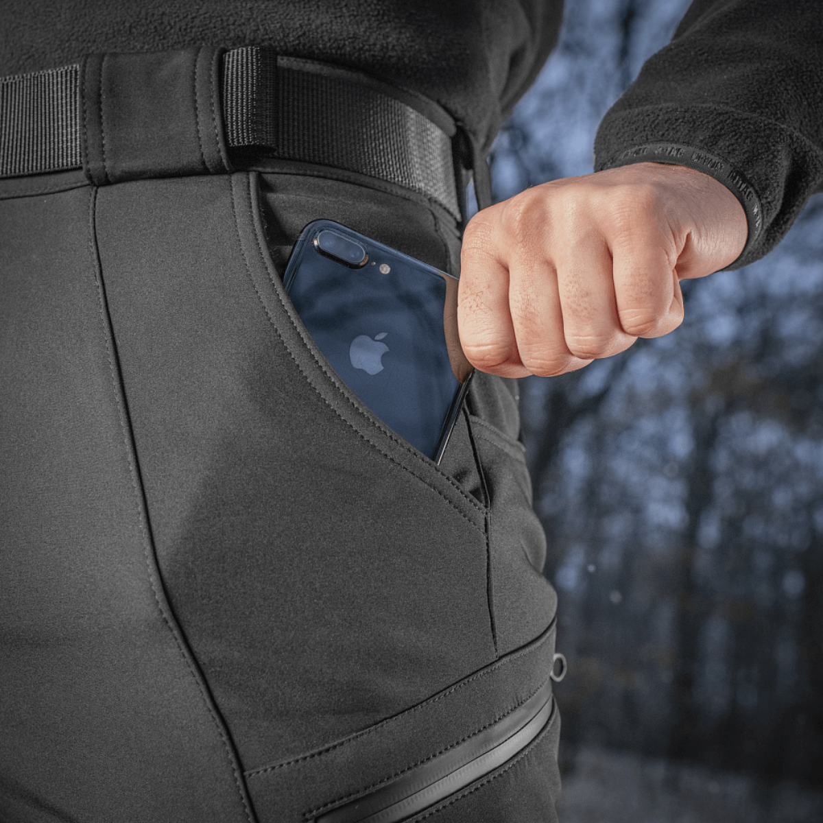 M-Tac Bukser Soft Shell Vinter med fleecefor, designet til varmeisolering og åndbarhed, fremhæver robust pålidelighed i kolde årstider.