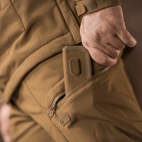 M-Tac Bukser Soft Shell Vinter med fleecefor, vind- og vandafvisende, viser personen ved lommen på bukser.