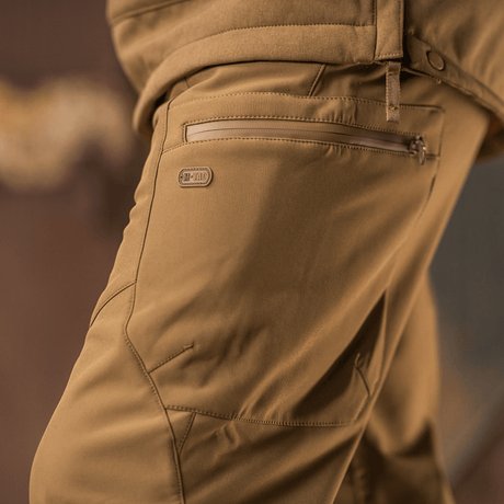 M-Tac Bukser Soft Shell Vinter i brun, med fleecefor og softshell-materiale til vind- og vandafvisning, set fra siden.