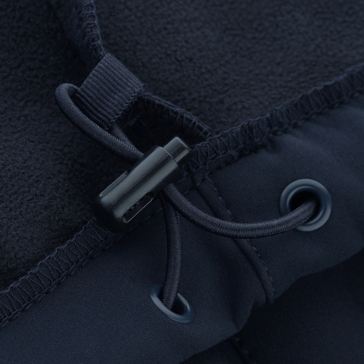 Nærbillede af M-Tac Bukser Soft Shell Vinter med fleeceforing og justerbar snor for ekstra komfort.