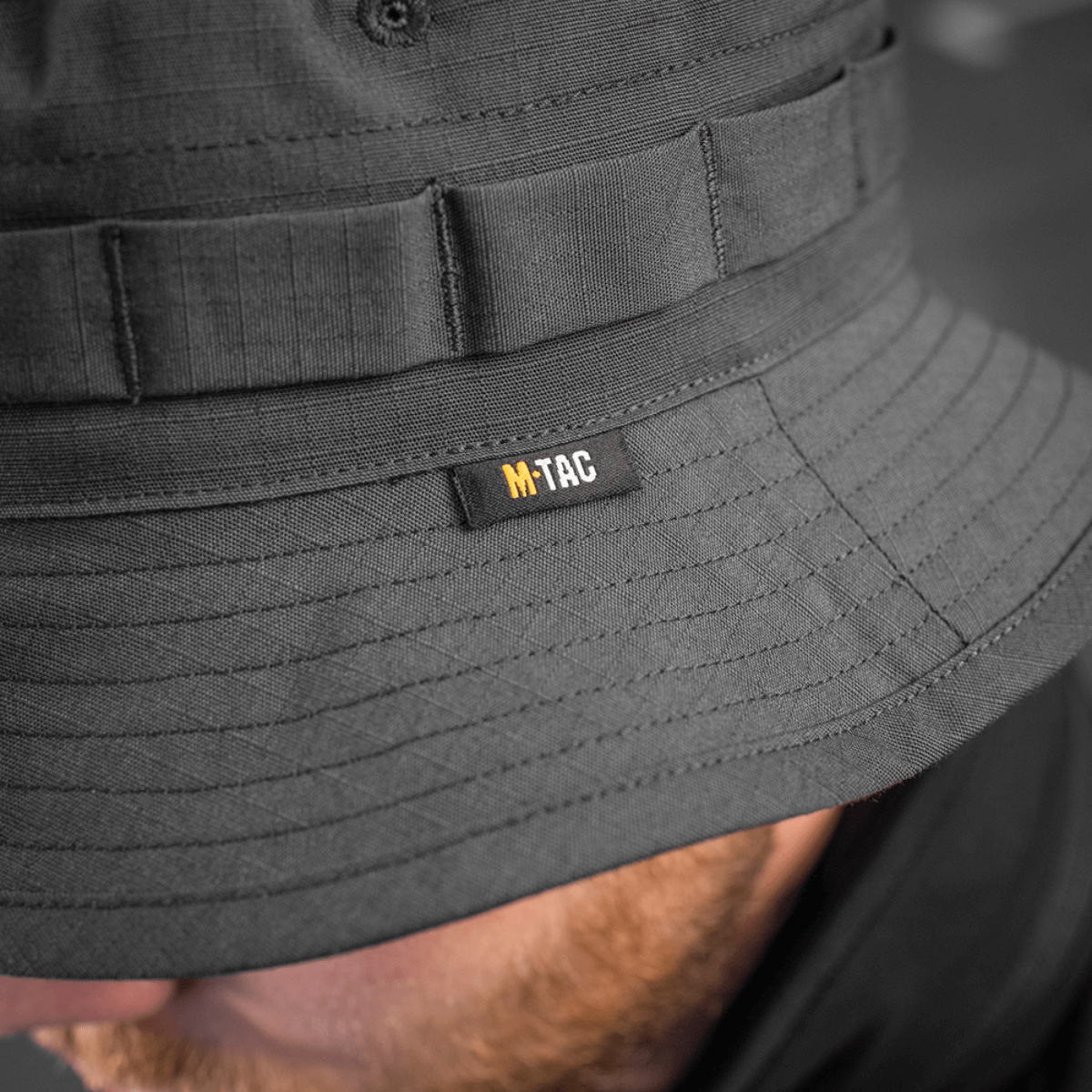 M-Tac Panama Rip-Stop hat med ripstop materiale, semi-stiv skygge og ventilationshuller, set tæt på. Perfekt til camouflage og åndbarhed.