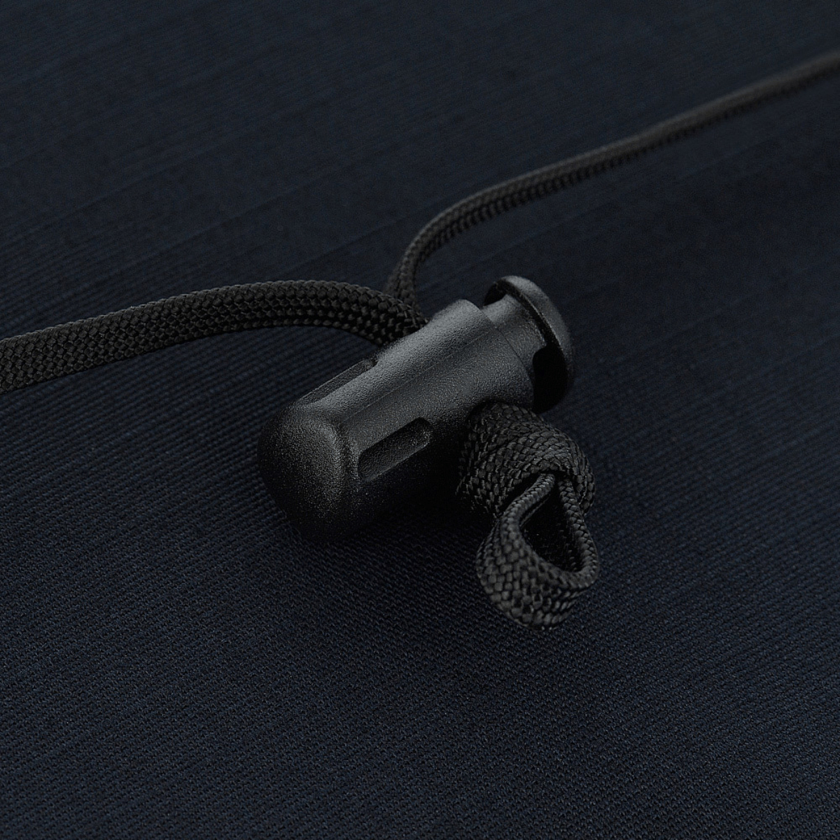 Detalje af snor og stopper på M-Tac Panama Rip-Stop army-hat, inspireret af Boonie-model, lavet af rip-stop stof for holdbarhed.