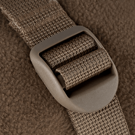 Nærbillede af M-Tac Kompressionsrem med nylon, robust spænde til pakkebælte, perfekt til vandreture og taktisk brug.