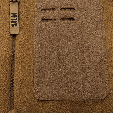 Nærbillede af M-Tac Alpha Microfleece Jakke Gen.II med forstærket fleece og Oxford nylon på skuldre for ekstra holdbarhed.