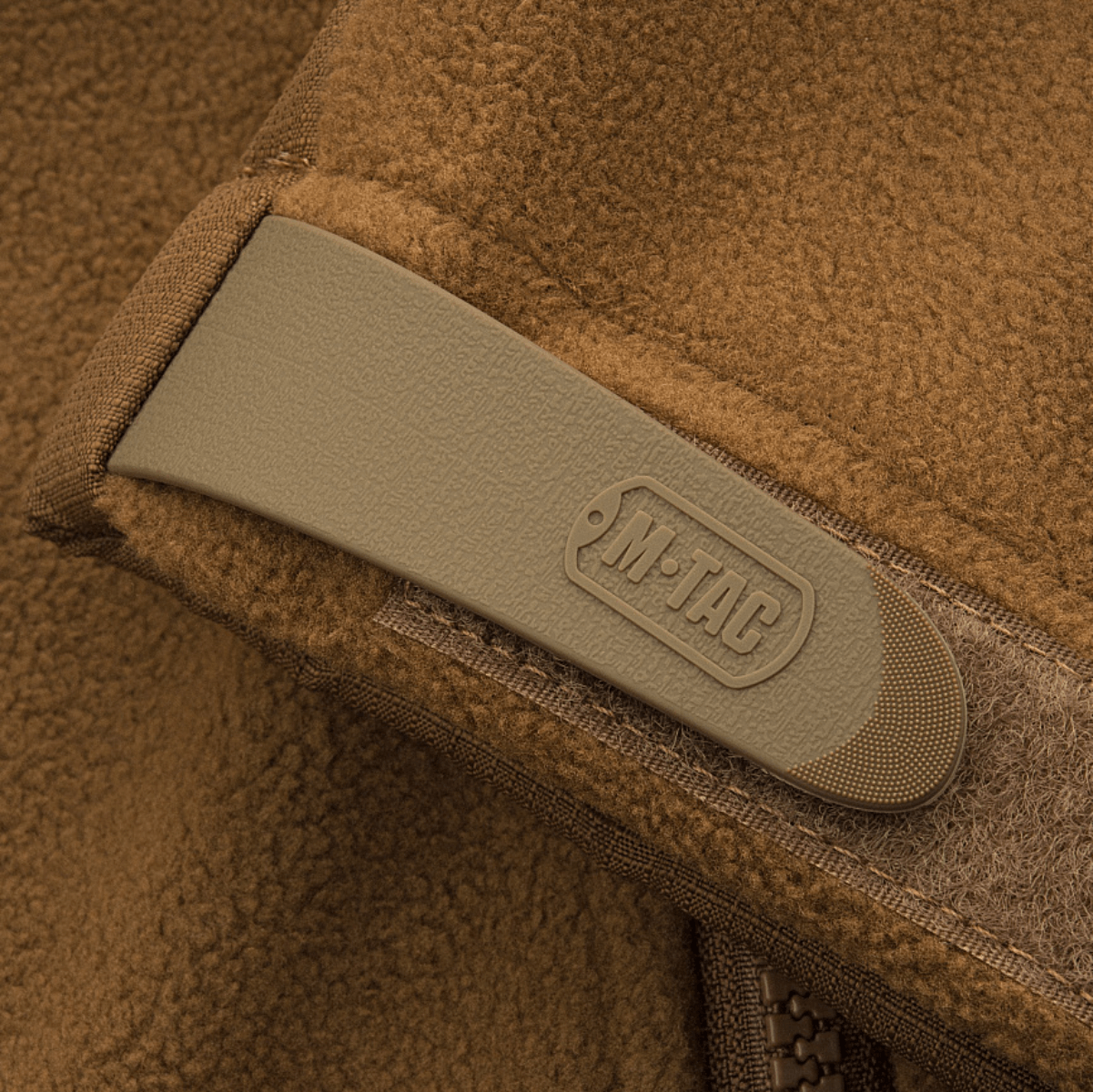 M-Tac Alpha Microfleece Jakke Gen.II nærbillede med detaljeret syning og M-Tac logo, designet til hårdføre outdoor-aktiviteter.