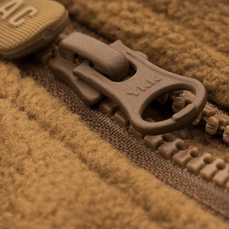 Nærbillede af lynlås på M-Tac Alpha Microfleece Jakke Gen.II, viser holdbar konstruktion og detaljer i Oxford nylon 300 PU materiale.