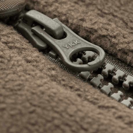 Nærbillede af lynlås på M-Tac Alpha Microfleece Jakke Gen.II, viser holdbare materialer for ekstra slidstyrke i koldt vejr.