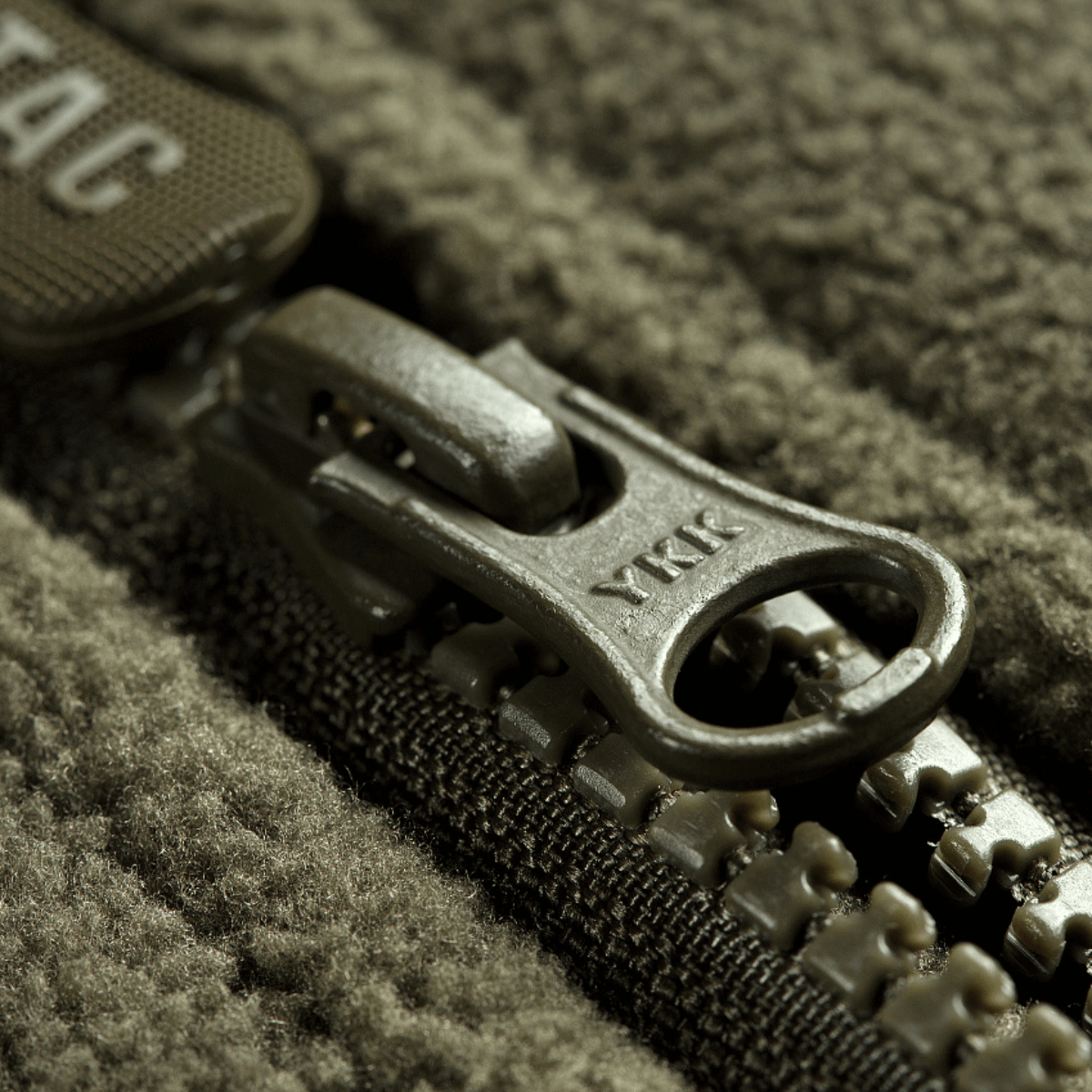 Lynlås på M-Tac Alpha Microfleece Jakke Gen.II med kraftig YKK lynlås for ekstra holdbarhed, ideel til taktiske og outdoor-aktiviteter.