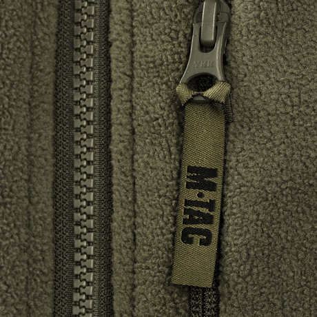 Nærbillede af lynlåsen på M-Tac Alpha Microfleece Jakke Gen.II, designet til taktisk brug og outdoor-aktiviteter i koldt vejr.