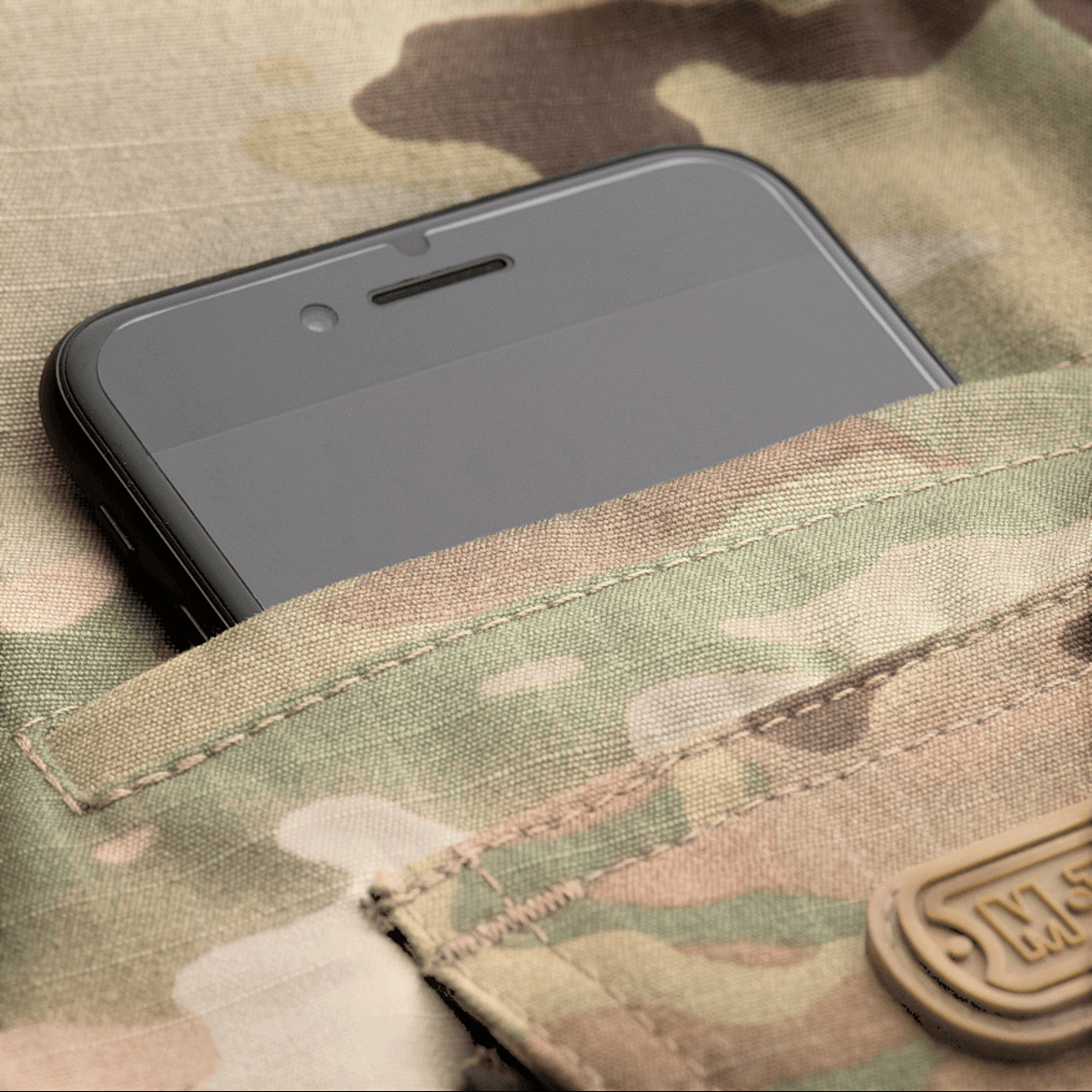 Mobiltelefon i lomme på M-Tac Bukser Aggressor Elite NYCO lavet af amerikansk NYCO rip-stop stof til taktisk brug og holdbarhed.