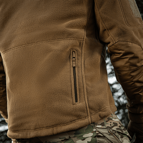 M-Tac Division Gen.II Windblock Fleecejakke i brun farve, designet til varme og vindbeskyttelse, perfekt til køligt og koldt vejr.