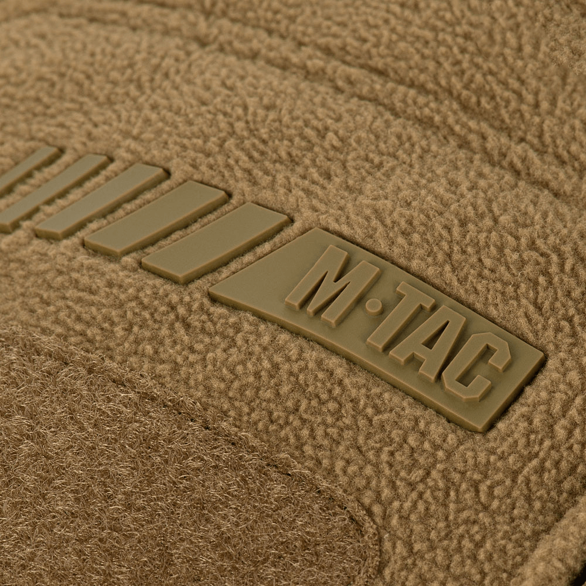 Detaljebillede af M-Tac Division Gen.II Windblock Fleecejakke med fokus på materialet og logoet, der viser holdbarhed og komfort.