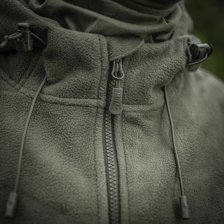 Nærbillede af M-Tac Division Gen.II Windblock Fleecejakke med lynlås og justerbare snore, der blokerer vind og holder på varmen.