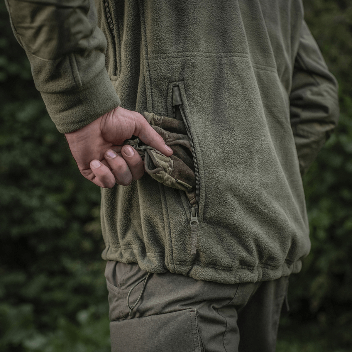 M-Tac Division Gen.II Windblock Fleecejakke i grøn, der viser lynlåslommer og fleece materiale, ideel til kolde vindforhold.