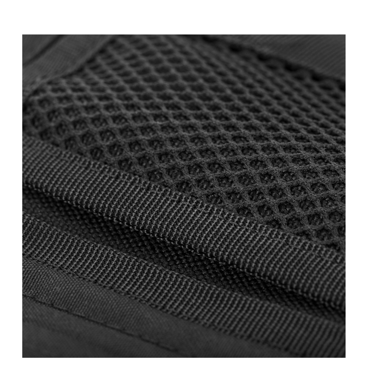 M-Tac Pung Elite i slidstærkt Cordura nylon med militærstil, viser detaljerne i den praktiske lommedesign.