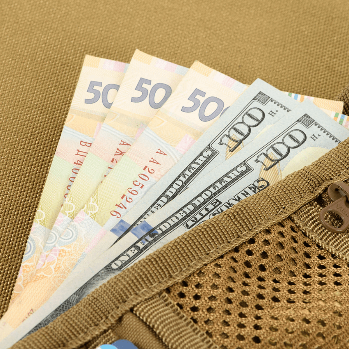 Valuta i en M-Tac Pung Elite Gen.II med Cordura 500D og YKK lynlåse, der viser dens holdbarhed og funktionalitet til opbevaring.