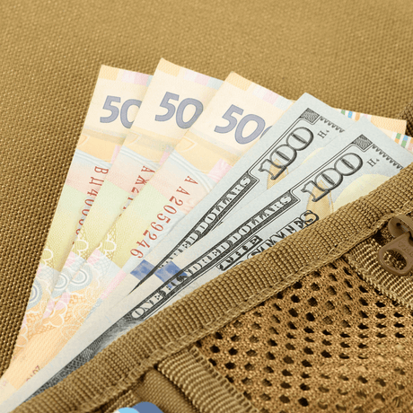 Valuta i en M-Tac Plånbok Elite Gen.II i Cordura 500D med YKK-dragkedjor, visar dess hållbarhet och funktionalitet för förvaring.