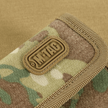Närbild av M-Tac Plånbok Elite Gen.II i kamouflagemönster med logotyp, tillverkad i slitstarkt Cordura 500D.