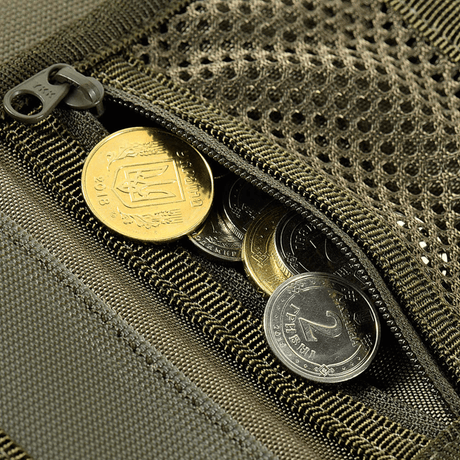 Närbild av M-Tac Plånbok Elite Gen.II:s myntfack med dragkedja, visar praktisk förvaring av mynt. Tillverkad i slitstarkt Cordura 500D.