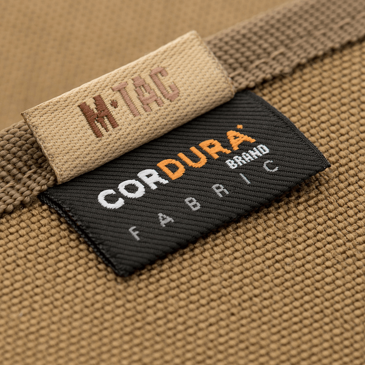 Close-up af M-Tac Pung med Patch Panel Elite Large lavet af 1000D CORDURA® stof med mærkelapper synlige