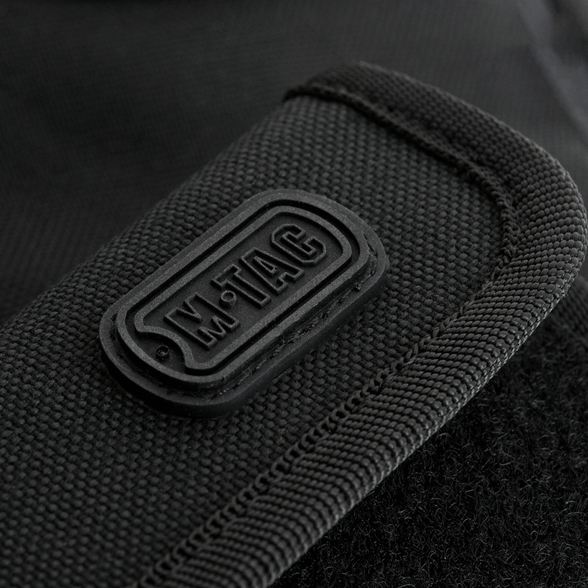Nærbillede af M-Tac Pung med Patch Panel Elite, fremstillet i holdbart 1000D CORDURA® materiale med militærstil og Velcro-lukning.