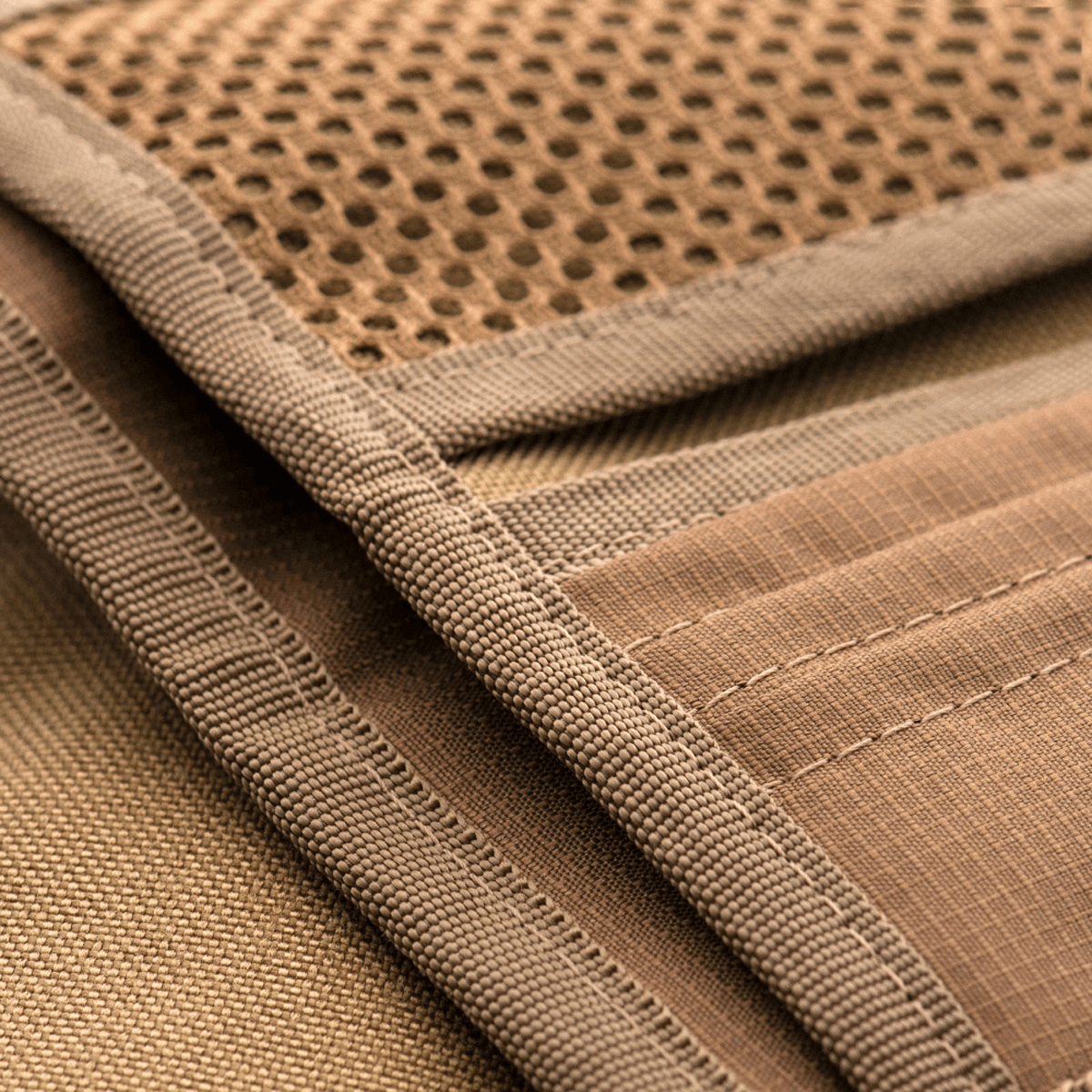 Nærbillede af 1000D CORDURA®-materiale på M-Tac Pung med Patch Panel Elite, der fremhæver det holdbare militærdesign.