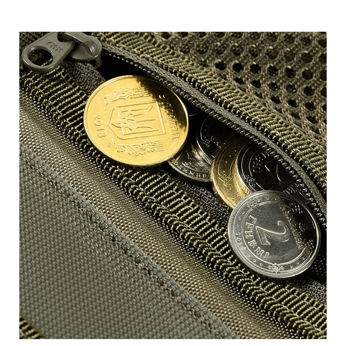 M-Tac Pung med Patch Panel Elite Gen. II tæt på lynlåslomme med mønter