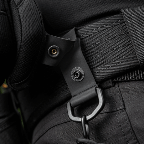 M-Tac Set om 2 – Duty Belt Keepers fästa på taktiskt bälte, visar D-ring och robust konstruktion. Perfekt för polisutrustning.