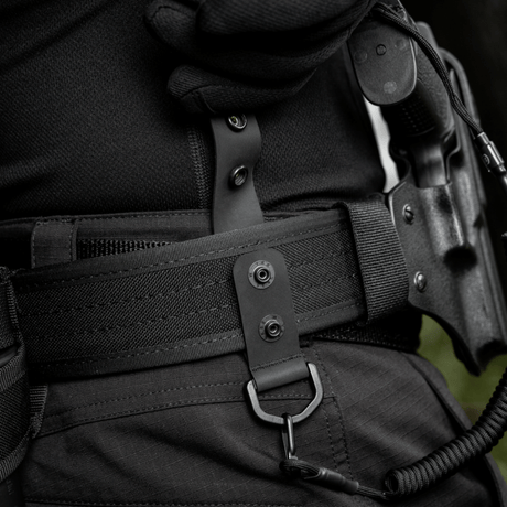 M-Tac Set om 2 – Duty Belt Keepers som fäster polisbältet vid byxbältet med robusta D-ringar, idealisk för taktisk användning.