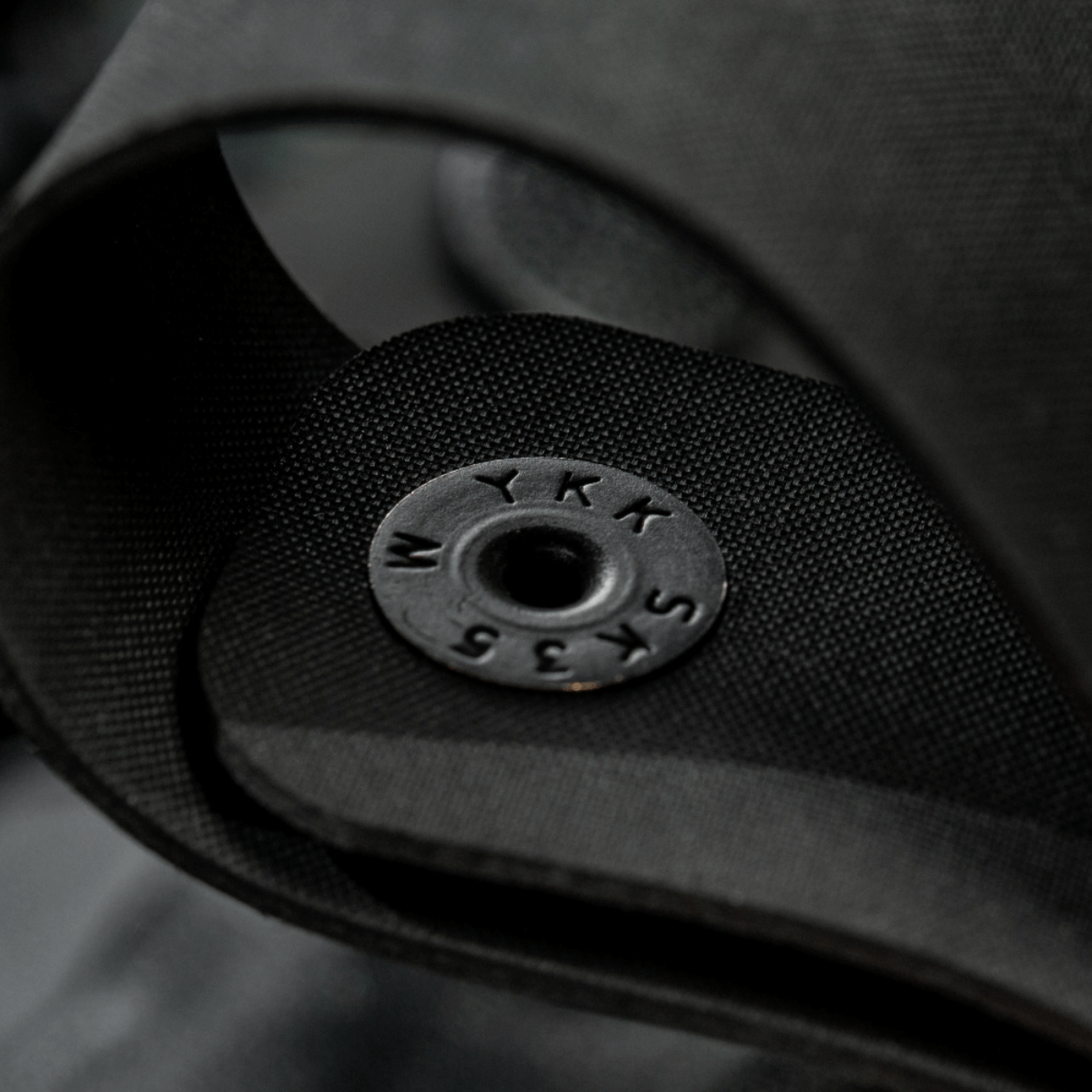 Nærbillede af M-Tac Sæt af 2 – Duty Belt Keepers med robust knapdesign til politibælte fastgørelse, taktisk og holdbar konstruktion.