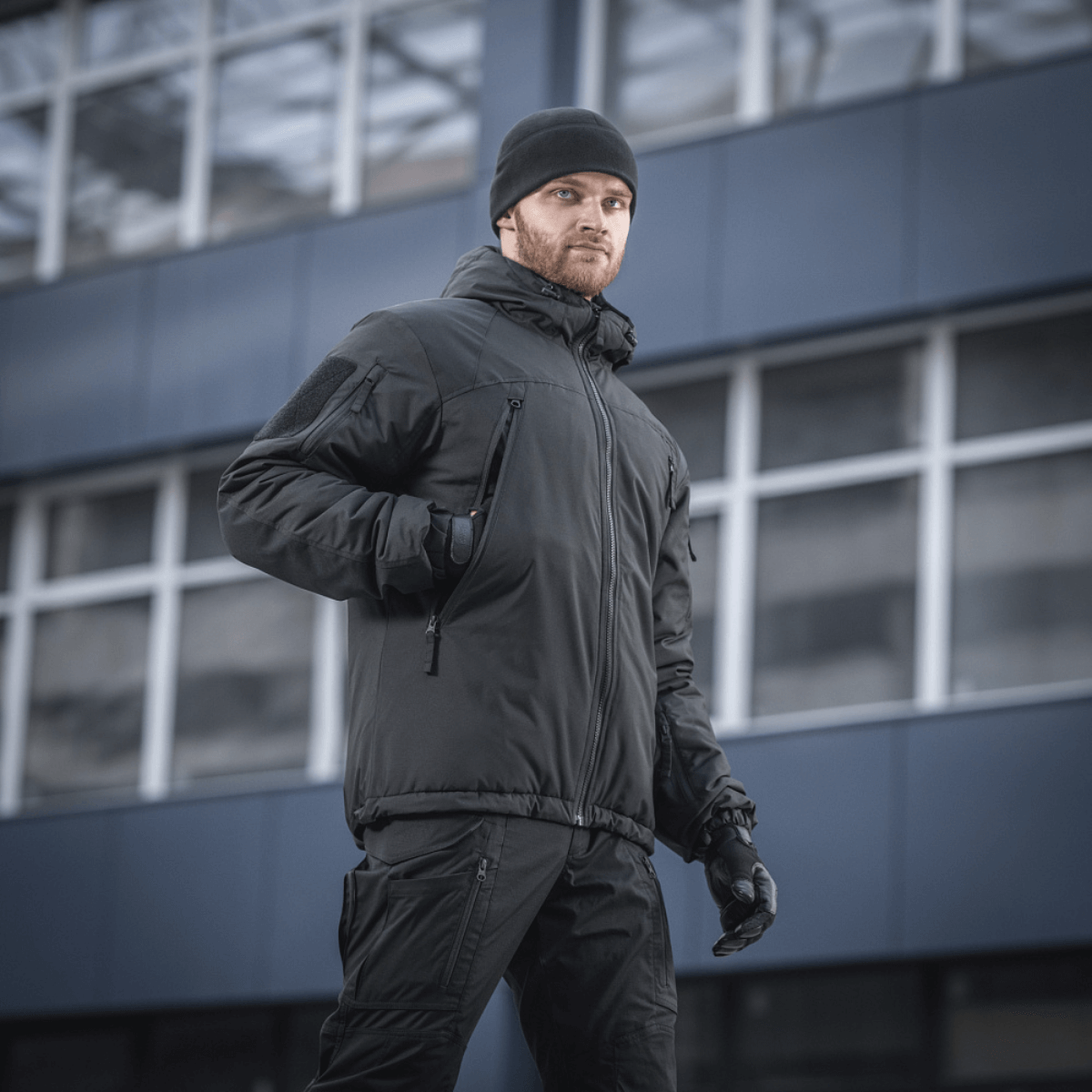 M-Tac Alpha Gen.III Pro Vinterjakke i brug, mand iført vinterjakken på en kold dag udendørs, ideel til -20° C, vandtæt og holdbar.