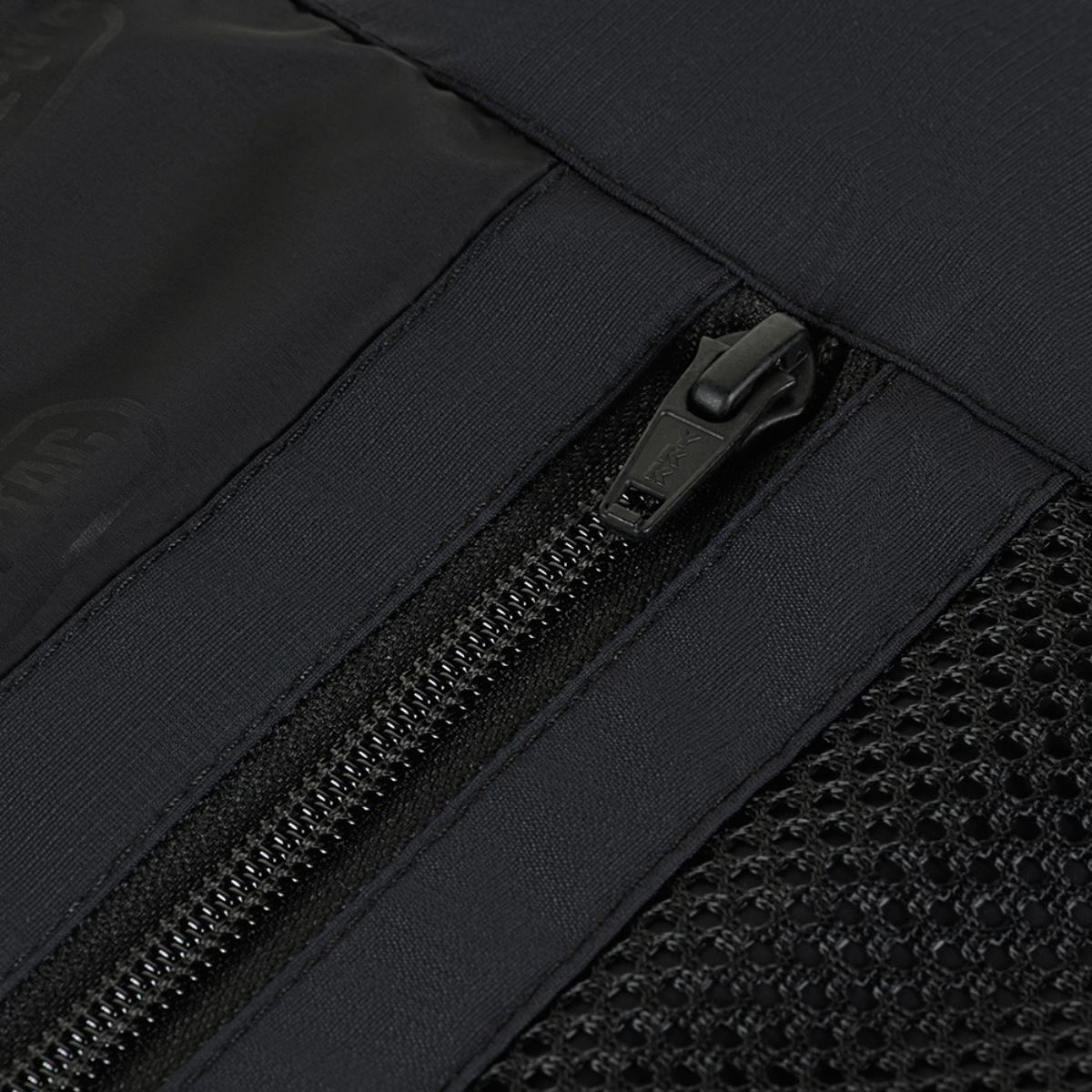 Nærbillede af lynlås på M-Tac Alpha Gen.III Pro Vinterjakke, fremhæver vandtæt nylon og holdbarhed. Perfekt til kolde temperaturer.