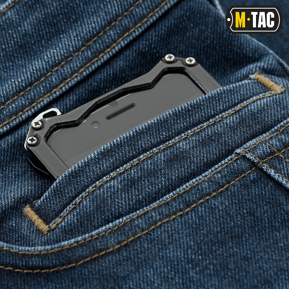 Nærbillede af M-Tac Jeans Tactical Gen. I Cordura Regular Fit med genstand i baglomme, viser holdbar Cordura Denim.