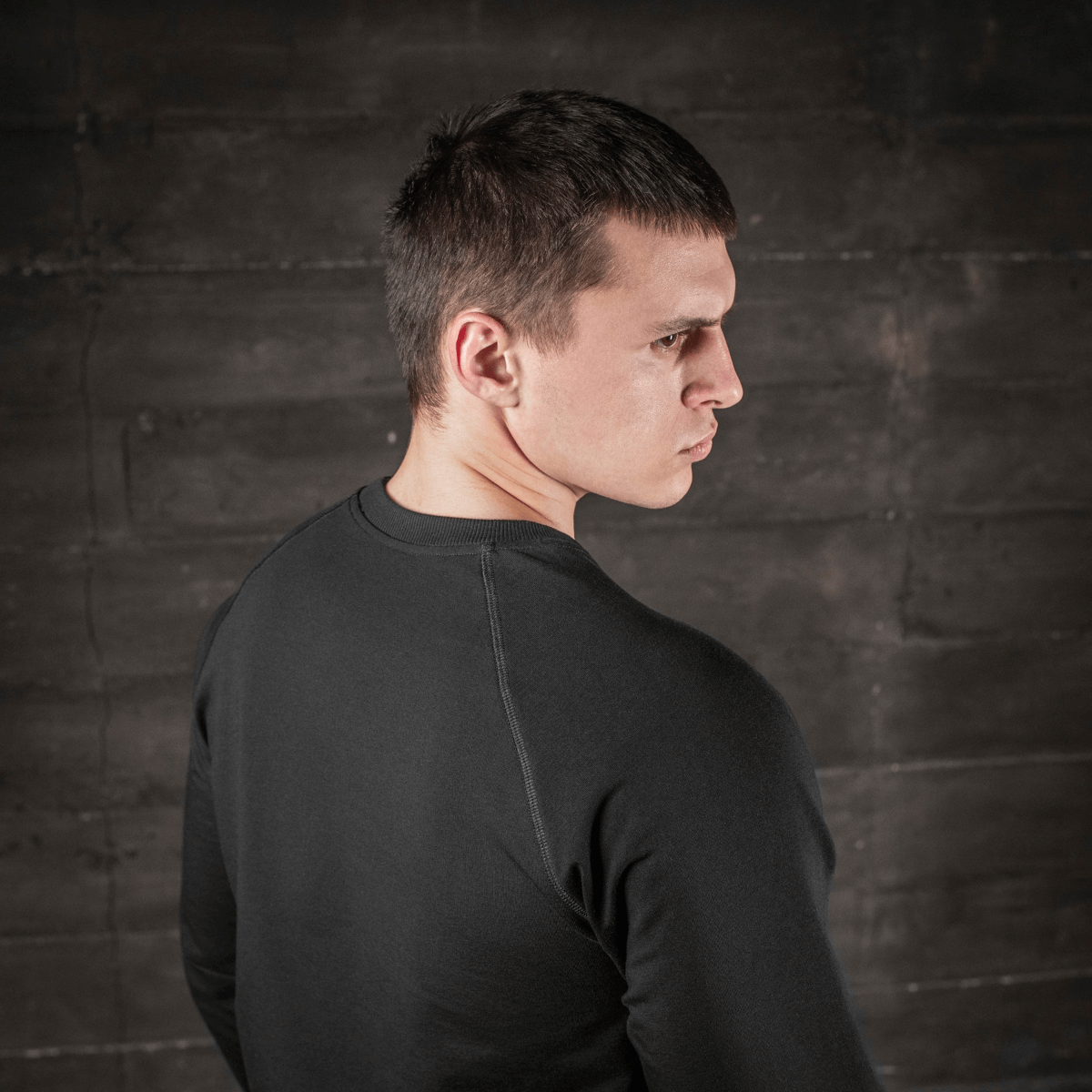 Mand iført M-Tac Raglan Athlete sort sweatshirt med raglanærmer bagfra, perfekt til sport og hverdag