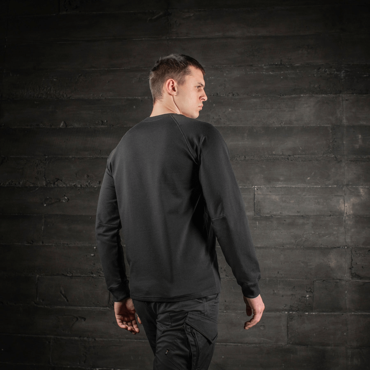 M-Tac Raglan Athlete sweatshirt bagfra med minimalistisk design og raglanærmer i sort, set på model.