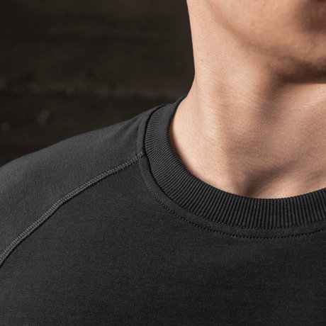 M-Tac Raglan Athlete sweatshirt i svart med rund hals och raglanärm, perfekt för rörelsefrihet och vardagsbruk.