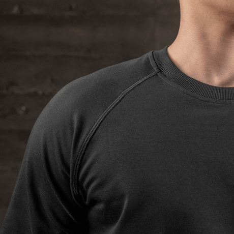 Närbild av M-Tac Raglan Athlete sweatshirt, svart, med raglanärm och rund hals.