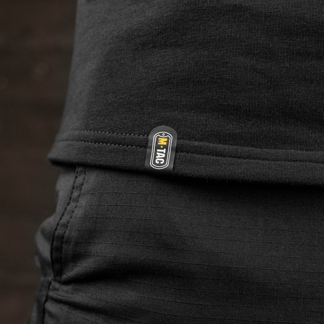 M-Tac Raglan Athlete sweatshirt i svart, visar minimalistisk design och logodetalj.