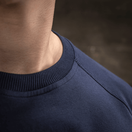 Närbild av M-Tac Raglan Athlete i navyblå med rund hals och raglanärm, som erbjuder rörelsefrihet och komfort, perfekt för vardagsbruk.